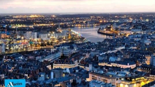 Nantes la nuit vue Loire
depuis la tour Bretagne le nid